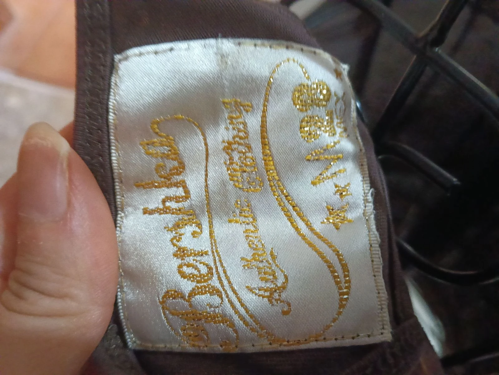 Mok met fijne bandjes, in chocoladebruin, gouden decoratieve rand, en zwemrug – photo 7